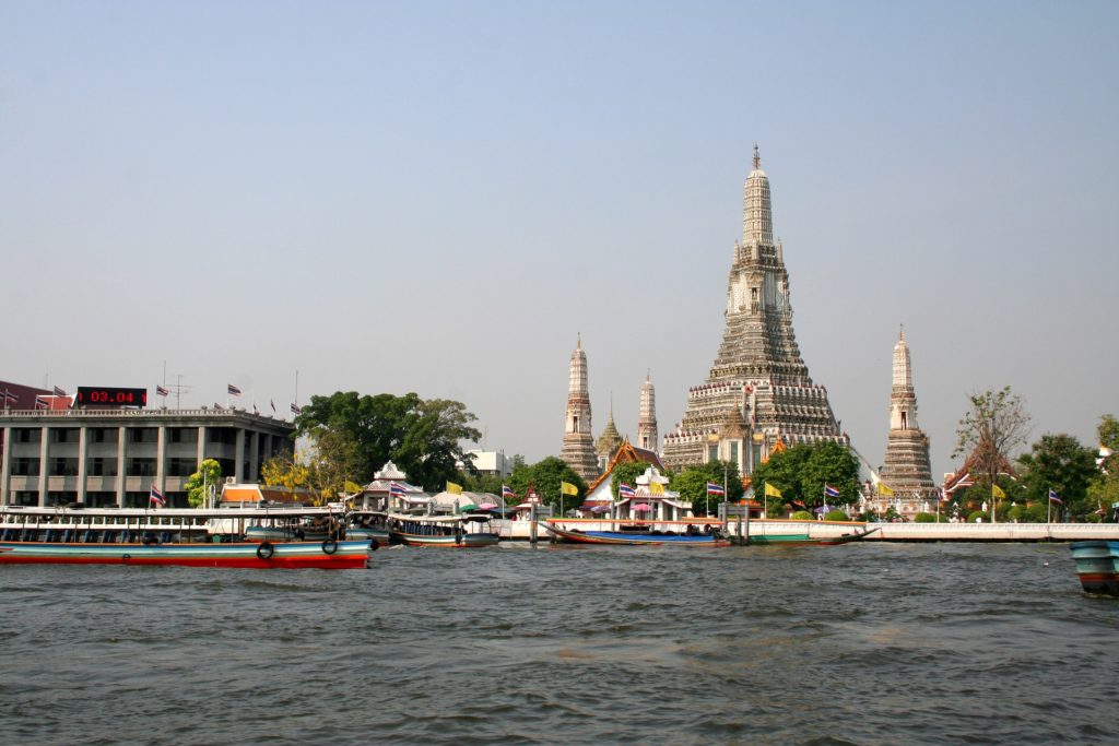 Eat on a boat in  Bangkok 